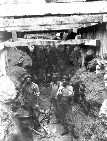 Transcontinental_railroad_workers